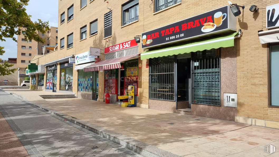 Local en venta en Calle Cuevas de Altamira, Carabanchel, Madrid, 28054 con edificio, ventana, puerta, accesorio, casa, fachada, carretera, ciudad, venta minorista y árbol alrededor