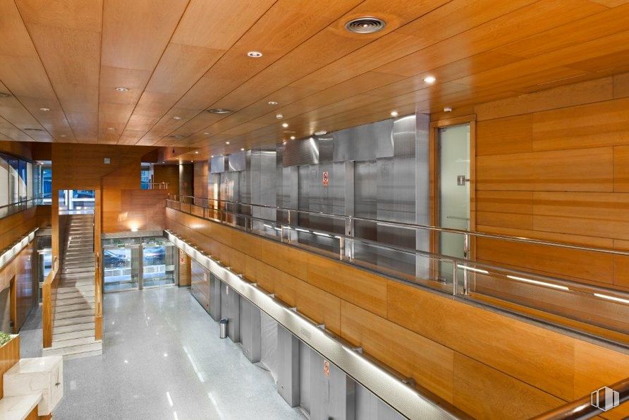 Oficina en alquiler en Torre Indocentro, Calle Retama, 7, Arganzuela, Madrid, 28045 con diseño de interiores, edificio, suelo, piso, techo, madera, pretil, vidrio, habitación y aluminio alrededor