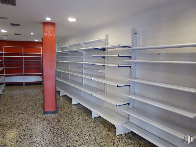 Retail for sale & for rent at Avenida Real, Vicálvaro, Madrid, 28032 with bookcase, furniture, wood, floor, wall, flooring, hardwood, shelving, rectangle and fixture around