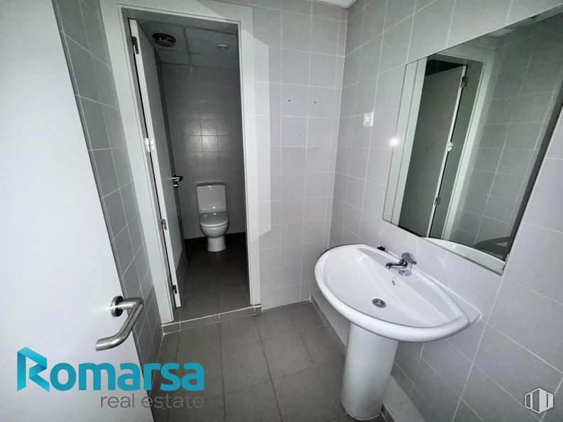 Retail for rent at Calle San Millán, Ávila, 05001 with sink, toilet, tap, plumbing fixture, bathroom sink, property, mirror, bathroom, building and interior design around