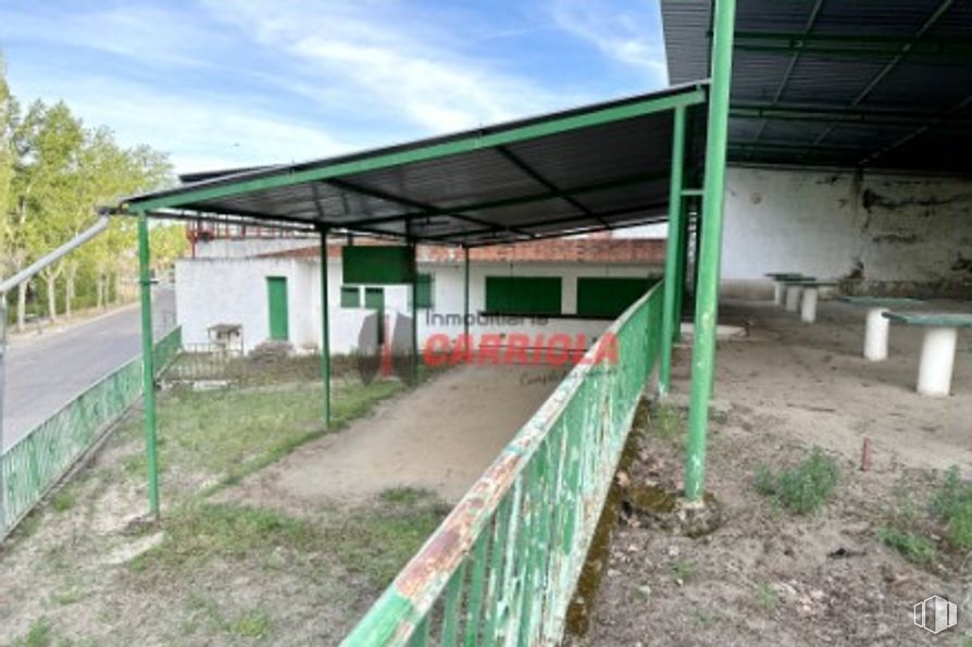 Retail for sale at Paseo Canaleja, La Torre de Esteban Hambrán, Toledo, 45920 with sky, cloud, land lot, shade, tree, grass, fence, rural area, building and door around