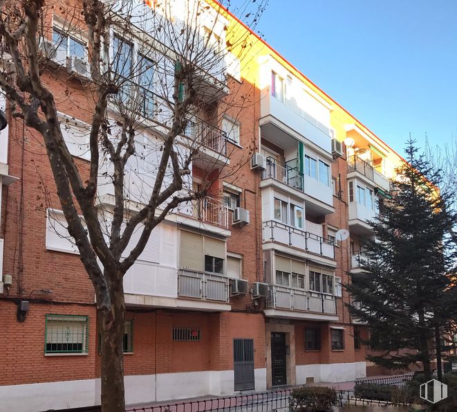 Local en venta en Calle Mallorca, 12, Leganés, Madrid, 28913 con ventana, cielo, edificio, planta, árbol, arquitectura, diseño urbano, condominio, bloque de pisos y barrio alrededor