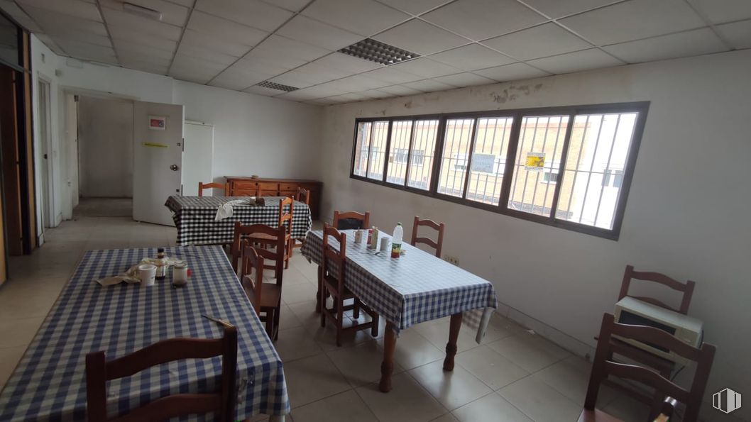 Industrial for rent at Calle Hierro, Torrejón de Ardoz, Madrid, 28850 with window, kitchen & dining room table, chair, table, table top, furniture, flooring, floor, wood stain and hardwood around