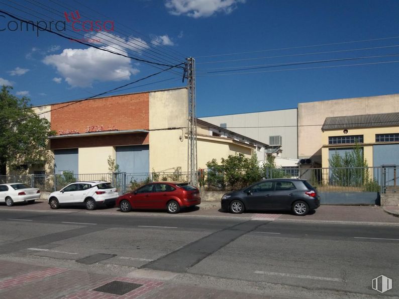 Industrial for sale at Polígono Industrial El Cerro, Segovia, 40006 with car, automotive parking light, cloud, wheel, land vehicle, sky, property, tire, vehicle and building around