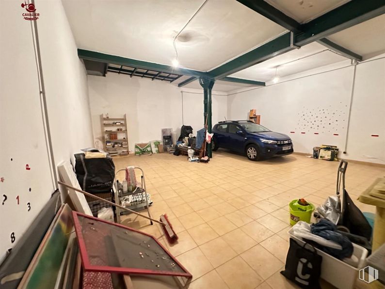 Retail for sale at Zona Argüelles, Moncloa - Aravaca, Madrid, 28008 with car, luggage & bags, bag, automotive lighting, automotive exterior, automotive parking light, automotive tire, car door, parking and automotive tail & brake light around