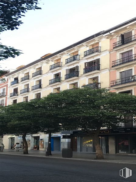 Local en alquiler y venta en Calle Fuencarral, Centro, Madrid, 28004 con edificio, ventana, cielo, planta, árbol, diseño urbano, condominio, bloque de pisos, nube y fachada alrededor