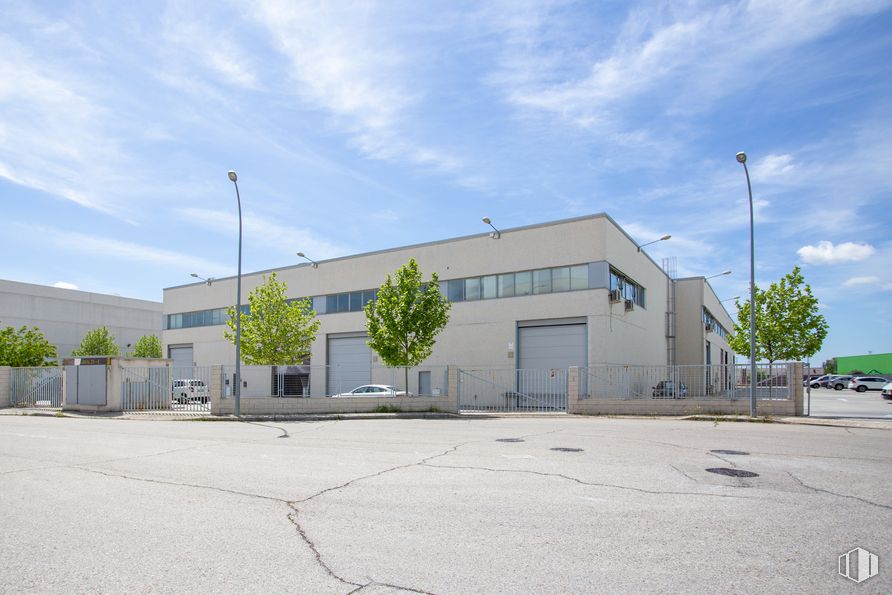 Nave en venta en Polígono Industrial Río de Janeiro, Algete, Madrid, 28110 con edificio, nube, cielo, planta, luz de la calle, árbol, lote de tierra, asfalto, superficie de carretera y diseño urbano alrededor