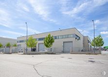 Industrial for sale at Polígono Industrial Río de Janeiro, Algete, Madrid, 28110 with building, cloud, sky, plant, street light, tree, land lot, asphalt, road surface and urban design around