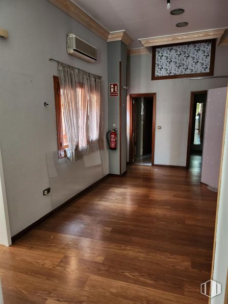 Local en alquiler y venta en Plaza Rodríguez Marín, Alcalá de Henares, Madrid, 28801 con puerta, edificio, madera, accesorio, hall, suelos, suelo, tinte para madera, suelo laminado y material de construcción alrededor