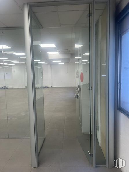 Oficina en alquiler y venta en Edificio Astygi, Calle San Romualdo, 26, San Blas - Canillejas, Madrid, 28037 con accesorio, edificio, puerta, suelo, suelos, vidrio, techo, material compuesto, aluminio y puerta del vehículo alrededor