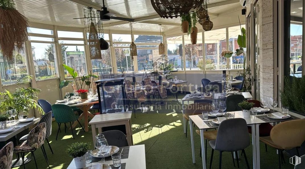 Local en alquiler en Avenida Nuevo Mundo, Boadilla del Monte, Madrid, 28660 con silla, mesa de cocina y comedor, mesa, mueble, restaurante, planta de interior, sombra, mesa de exterior, maceta y muebles de exterior alrededor