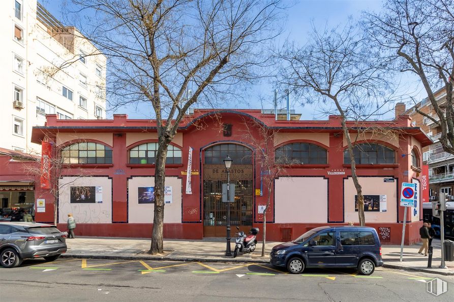 Local en alquiler en El Mercado Municipal de Vallehermoso, Calle Vallehermoso, 36, Chamberí, Madrid, 28015 con coche, edificio, ventana, luz de estacionamiento, rueda, neumático, vehículo, cielo, árbol y arquitectura alrededor