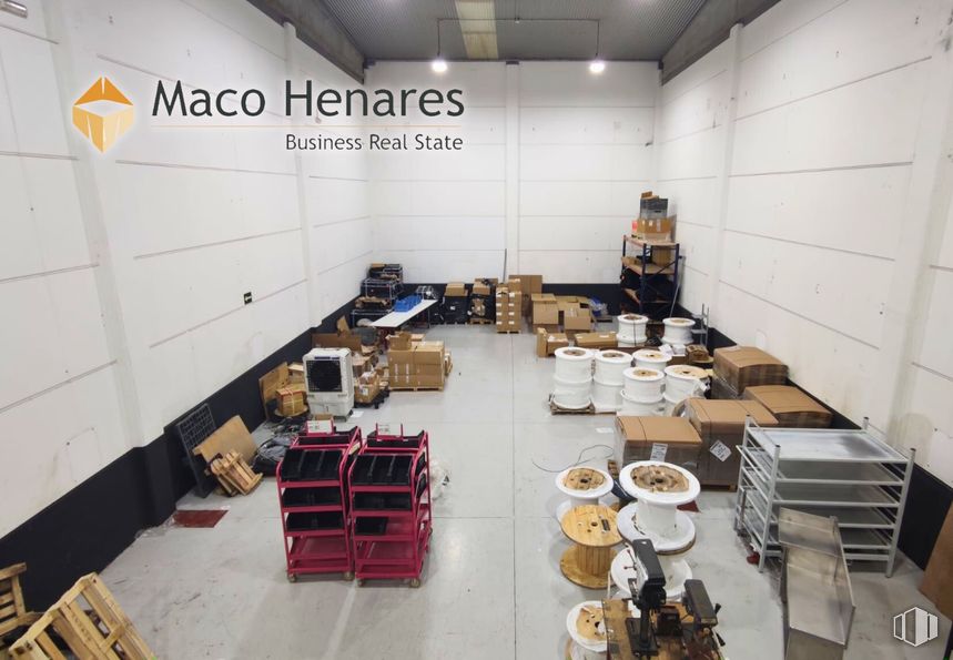 Industrial for rent at Zona industrial Inbisa, Alcalá de Henares, Madrid, 28802 with floor, flooring, shipping box, cardboard packaging, ceiling, box, warehouse, cardboard, inventory and packaging and labeling around