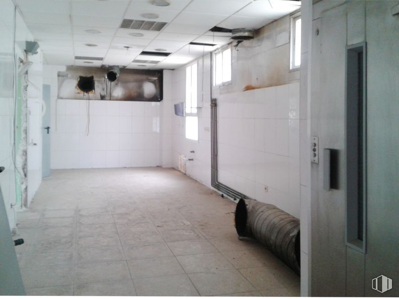 Local en venta en Calle de La Mancha, 2, Ontígola, Toledo, 45340 con accesorio, piso, suelo, gas, techo, puerta, edificio, aluminio, casa y iluminación diurna alrededor