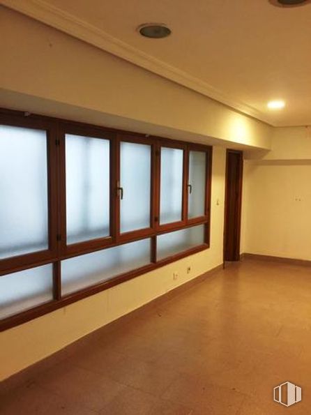 Retail for sale at Avenida Portugal, 37, Ávila, 05001 with window, building, wood, interior design, shade, floor, flooring, hall, fixture and material property around