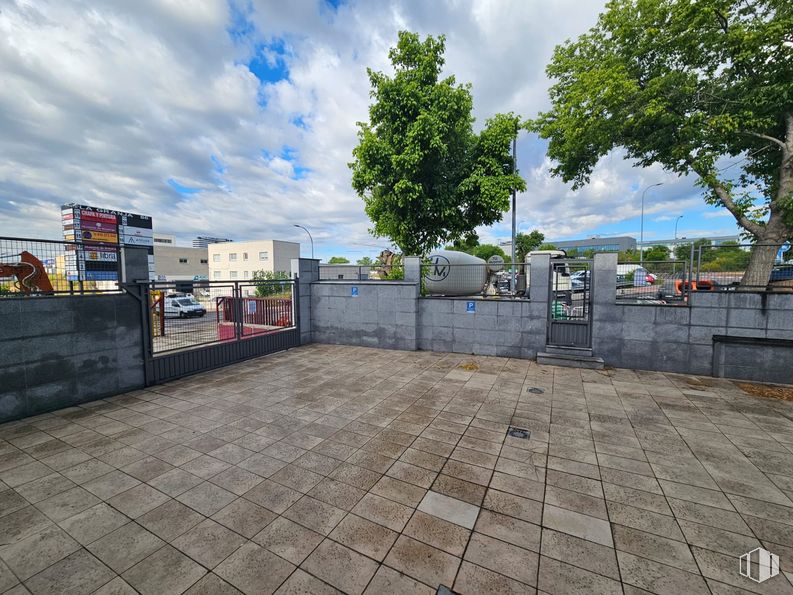 Nave en alquiler y venta en Calle Granja, Alcobendas, Madrid, 28108 con nube, cielo, superficie de la carretera, árbol, arquitectura, diseño urbano, asfalto, acera, madera y gas alrededor