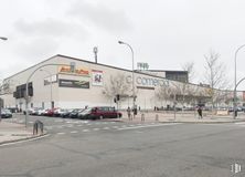 Retail for rent at C.C. Valdebernardo, Calle Bulevar de José Prat, 35, Vicálvaro, Madrid, 28032 with car, building, automotive parking light, sky, street light, tire, wheel, cloud, road surface and asphalt around