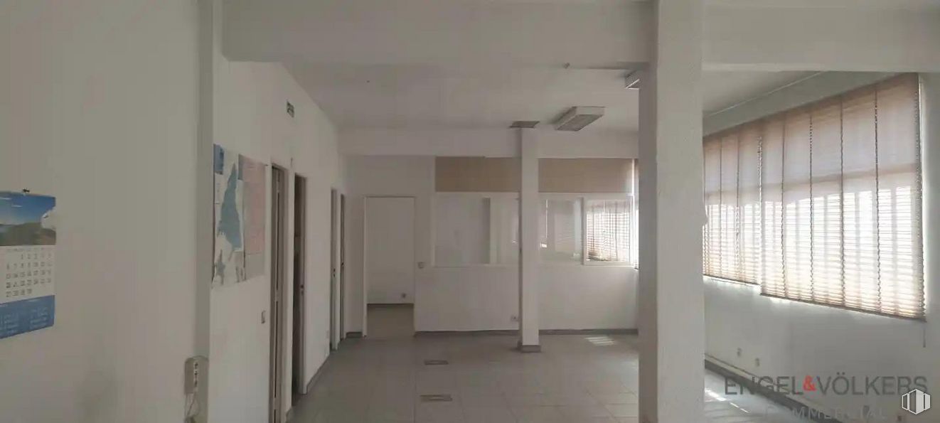 Industrial for sale at Calle Cemento, Torrejón de Ardoz, Madrid, 28850 with window blind, window, building, fixture, hall, flooring, floor, wood, ceiling and space around