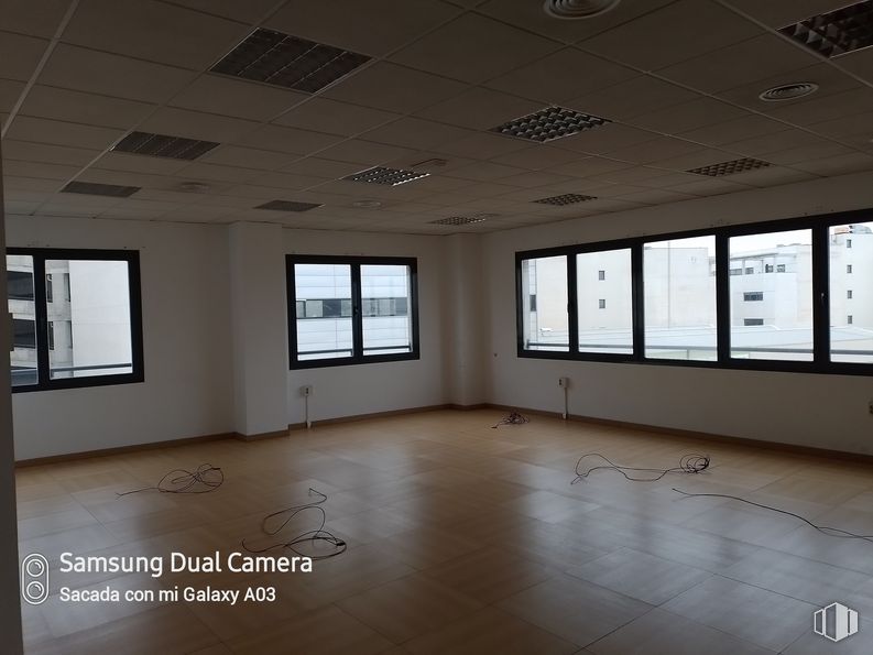 Oficina en alquiler en Calle Gamonal, Villa de Vallecas, Madrid, 28031 con ventana, accesorio, pasillo, piso, pavimentos, madera, techo, edificio, vidrio y evento alrededor