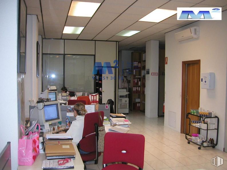 Oficina en venta en Zona Arturo Soria, Ciudad Lineal, Madrid, 28043 con persona, silla, mueble, equipaje y bolsos, electrodoméstico, propiedad, computadora personal, mesa, ordenador y edificio alrededor