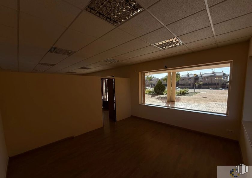 Local en alquiler y venta en Calle Vereda del Esquileo, Ávila, 05004 con ventana, suelo, suelos, madera, techo, suelos de madera, tinte para madera, madera dura, hormigón y material de construcción alrededor