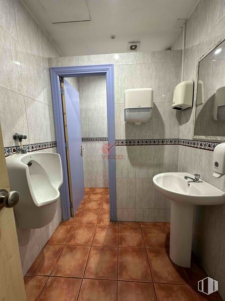 Retail for sale & for rent at Calle Camino Cañete, Cuenca, 16004 with sink, hand dryer, plumbing fixture, flooring, bathroom, bathroom sink, floor, plumbing, tile and toilet seat around