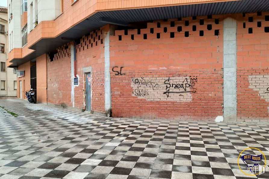 Retail for sale at Zona Siglo XXI, Cuenca, 16003 with door, road surface, brick, wood, brickwork, flooring, line, floor, building and sidewalk around