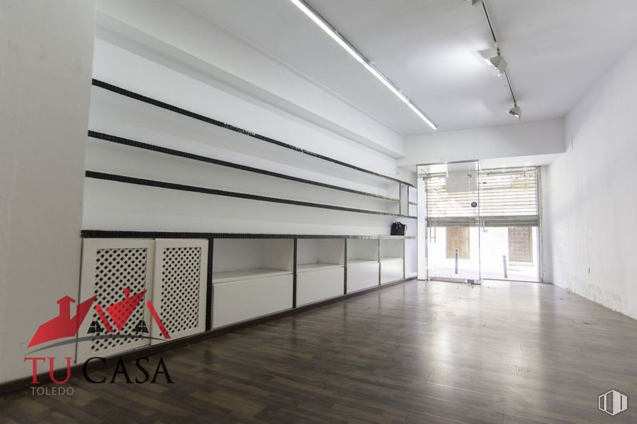 Retail for rent at Casco histórico, Toledo, 45002 with lighting, window blind, property, fixture, hall, interior design, wood, architecture, floor and flooring around