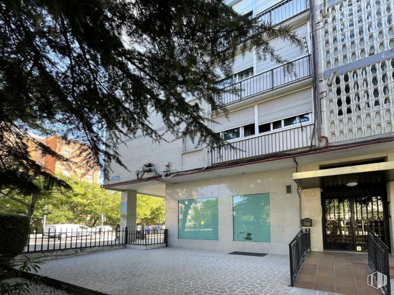 Local en venta en Calle Blas Cabrera, La Latina, Madrid, 28044 con edificio, planta, ventana, árbol, diseño urbano, arquitectura, sombra, zona residencial, bienes raíces y fachada alrededor