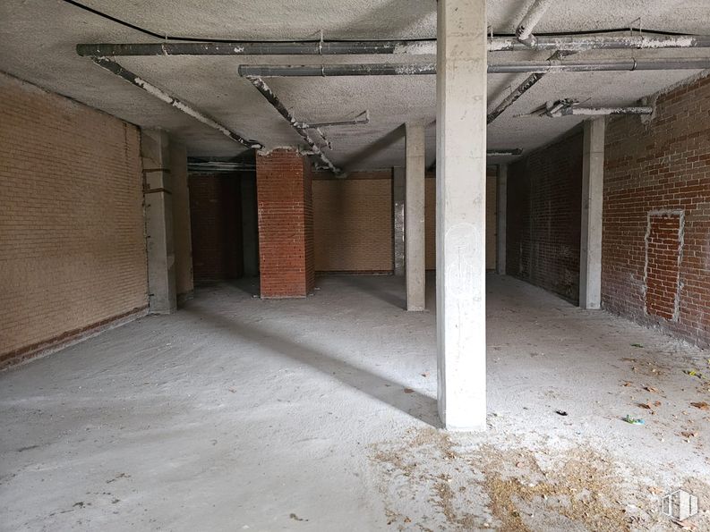 Retail for sale & for rent at Calle Juan Genovés, Torrejón de Ardoz, Madrid, 28850 with floor, flooring, ceiling, composite material, concrete, brickwork, brick, building material, beam and plaster around