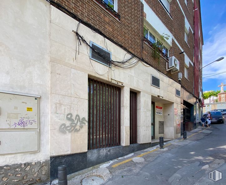 Retail for sale at Calle Chávarri, 2, Carabaña, Madrid, 28560 with window, picture frame, building, wheel, door, road surface, house, sidewalk, neighbourhood and tire around