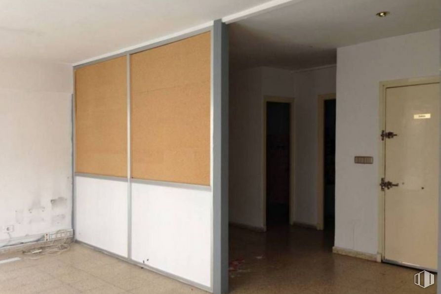 Office for sale at Calle José Zorrilla, Segovia, 40002 with door, wardrobe, fixture, wood, shade, flooring, floor, automotive exterior, paint, real estate and hardwood around