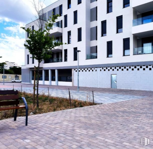 Local en alquiler en Zona Las Sedas, Alcalá de Henares, Madrid, 28806 con mesa de trabajo, edificio, ventana, planta, nube, cielo, árbol, diseño urbano, superficie de la carretera y banco de exterior alrededor