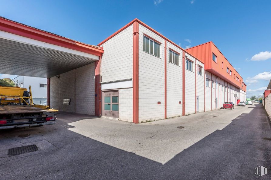 Nave en venta en Zona industrial Coslada, Coslada, Madrid, 28820 con edificio, ventana, camión, cielo, propiedad, nube, neumático automotriz, superficie de carretera, asfalto y rueda alrededor