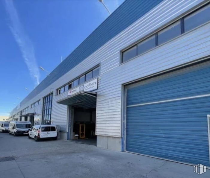 Industrial for sale at Calle San Erasmo, Villaverde, Madrid, 28021 with car, window, automotive parking light, sky, wheel, tire, automotive tire, shade, cloud and vehicle around