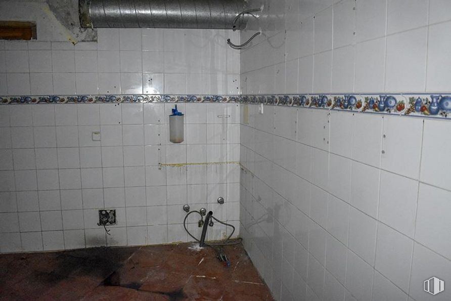 Local en venta en Calle Florida, Arenas de San Pedro, Ávila, 05400 con grifo, accesorio de plomería, baño, suelo, piso, ducha, material compuesto, fontanería, pared y propiedad material alrededor