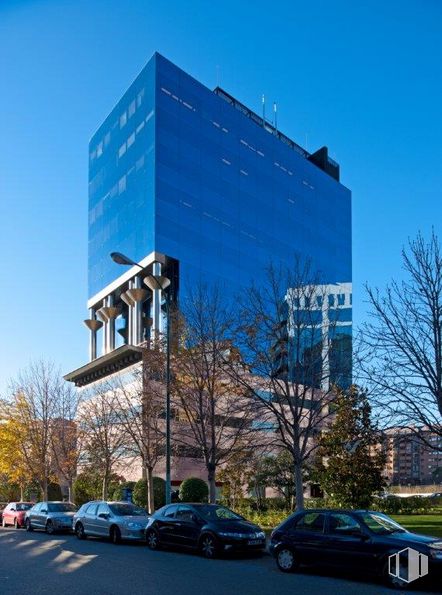 Local en alquiler en Avda. Burgos, 21 - Complejo Triada - Torre C, Chamartín, Madrid, 28036 con edificio, cielo, azul, azur, árbol, propiedad material, diseño urbano, material compuesto, ciudad y fachada alrededor