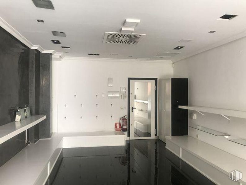 Retail for sale at Calle Alfonso Gómez, San Blas - Canillejas, Madrid, 28037 with door, building, cabinetry, interior design, fixture, grey, flooring, black-and-white, floor and material property around