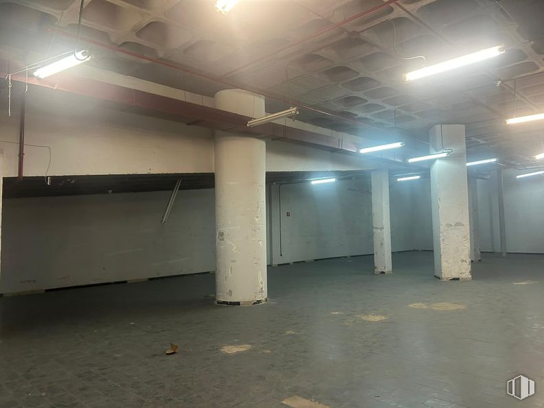 Nave en venta en Edificio Indubuilding Goico, Calle Vía de los Poblados, 17, Hortaleza, Madrid, 28033 con alumbrado, lámpara, suelos, suelo, techo, material compuesto, columna, lámpara fluorescente, hormigón y plata alrededor