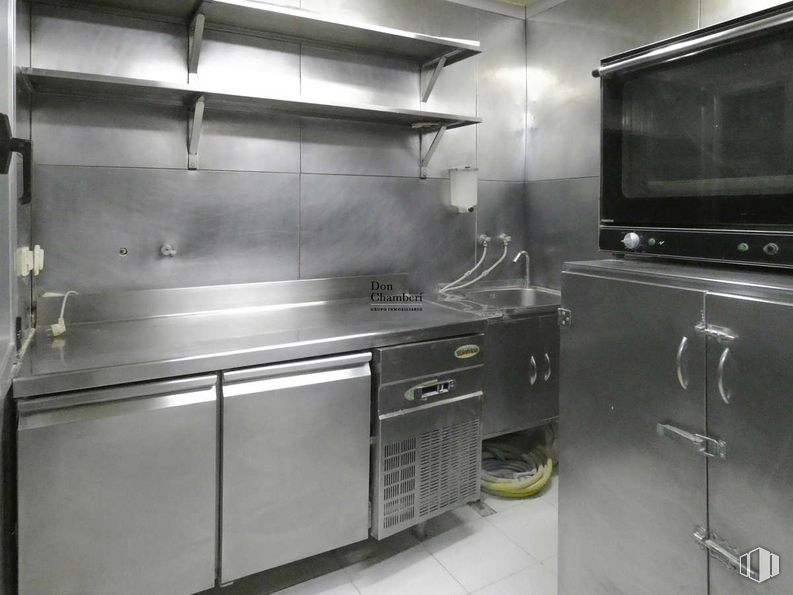 Local en venta en Calle Viriato, Chamberí, Madrid, 28010 con horno microondas, ebanistería, encimera, propiedad, edificio, grifo, estufa de cocina, estufa de gas, placa y aparato de cocina alrededor