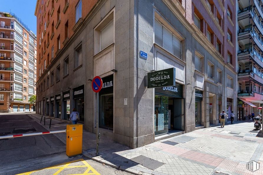 Local en alquiler en Paseo Castellana, 70, Chamartín, Madrid, 28046 con edificio, ventana, superficie de carretera, diseño urbano, barrio, vía pública, acera, carretera, fachada y edificio comercial alrededor