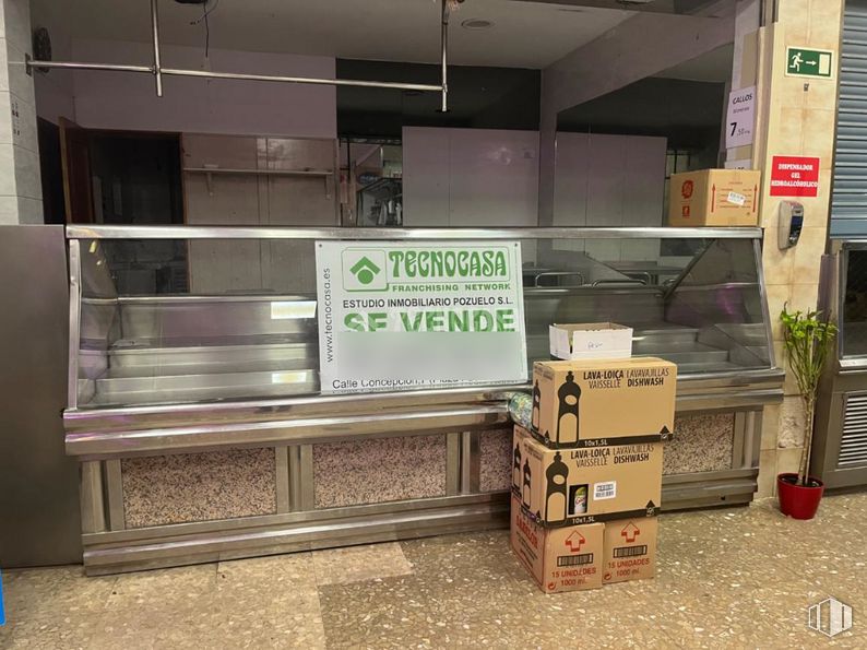 Local en venta en Calle Flores, Pozuelo de Alarcón, Madrid, 28223 con caja de envío, caja, planta, madera, suelo, suelos, gas, cartón, superficie de la carretera y máquina alrededor