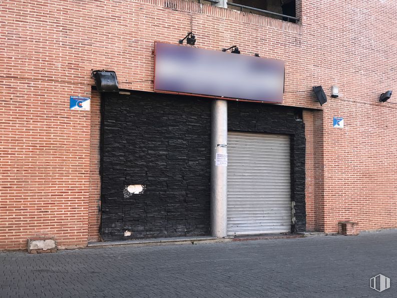 Retail for sale at Calle Maestro, Leganés, Madrid, 28914 with building, brick, brickwork, wood, road surface, fixture, rectangle, facade, tints and shades and asphalt around