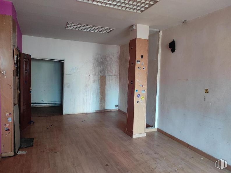 Retail for sale at Calle Almendralejos, 7, Fuente el Saz de Jarama, Madrid, 28140 with building, fixture, wood, door, flooring, house, floor, paint, hall and hardwood around