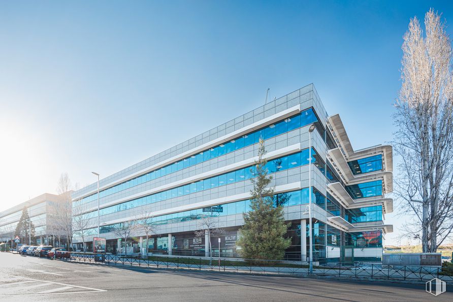 Oficina en alquiler en Avenida Bruselas, 24, Alcobendas, Madrid, 28108 con edificio, cielo, nube, luz de la calle, árbol, arquitectura, diseño urbano, condominio, bloque de torre y área residencial alrededor