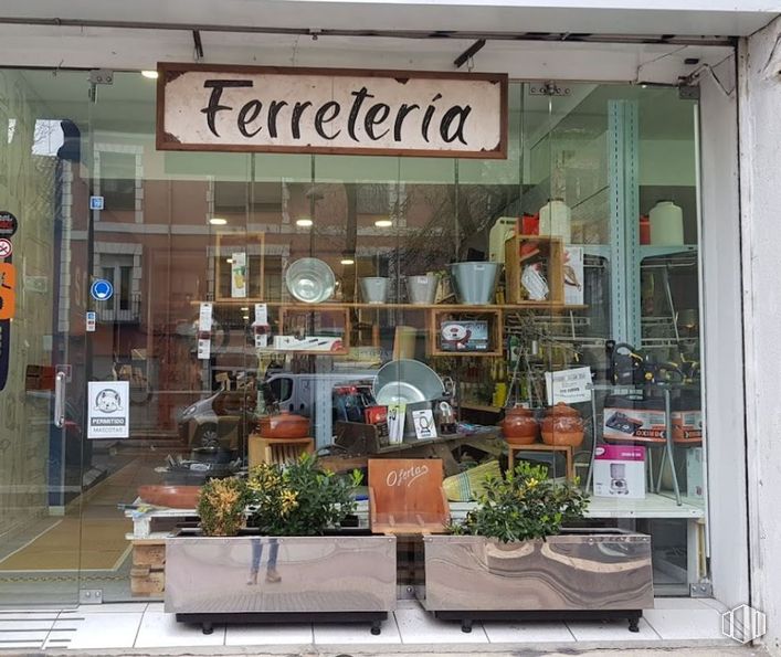 Retail for sale at Calle Florida, Aranjuez, Madrid, 28300 with plant, shelf, retail, building, flowerpot, display case, houseplant, trade, natural foods and facade around