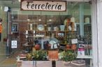 Retail for sale at Calle Florida, Aranjuez, Madrid, 28300 with plant, shelf, retail, building, flowerpot, display case, houseplant, trade, natural foods and facade around