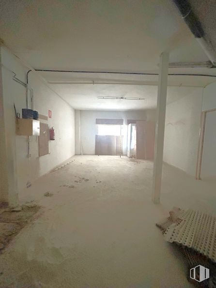 Retail for rent at Zona Centro, Azuqueca de Henares, Guadalajara, 19200 with pillow, fixture, architecture, flooring, wood, hall, symmetry, ceiling, plaster and building around