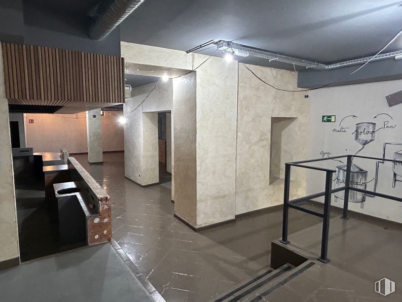 Retail for rent at Calle San Andrés, 38, Centro, Madrid, 28004 with automotive design, flooring, floor, hall, building, fixture, tile flooring, ceiling, space and glass around