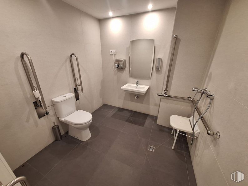 Retail for rent at Zona Hortaleza, Hortaleza, Madrid, 28042 with toilet, sink, mirror, building, plumbing fixture, bathroom sink, interior design, tap, house and toilet seat around